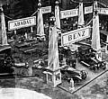 Pracht und Prunk: Ausstellungsstand von Benz & Cie. auf dem Autosalon Paris im Jahr 1911 – inmitten anderer Hersteller, von denen heute keiner mehr existiert.